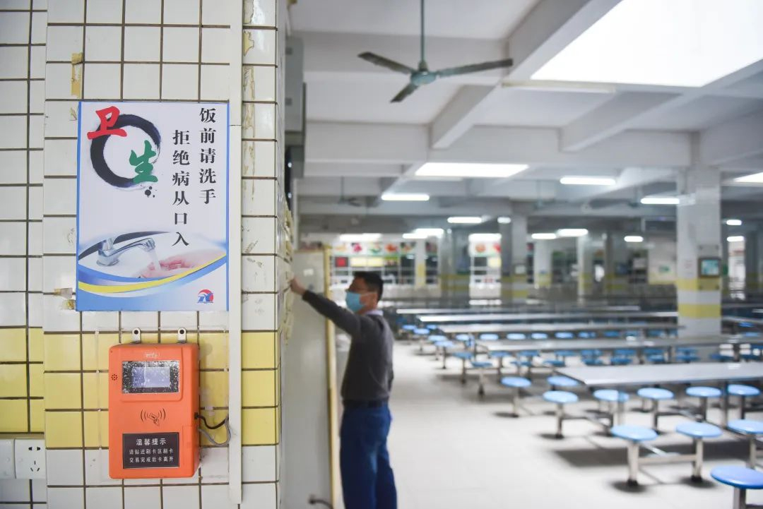 學(xué)校飯?zhí)迷O(shè)有隔板，減少用餐時(shí)交叉感染風(fēng)險(xiǎn)