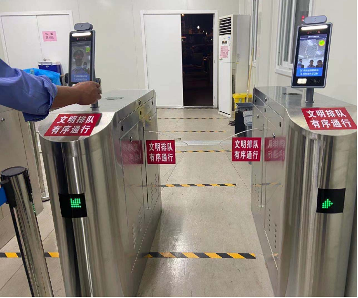 健康碼身份證人臉閘機(jī)亮相滕州市高鐵站，測(cè)溫+健康碼+通行碼+放行一機(jī)完成